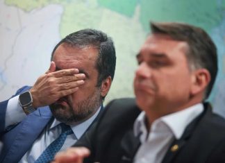 Aliados orientam Flávio Bolsonaro a se afastar de Cláudio Castro após operação da PF