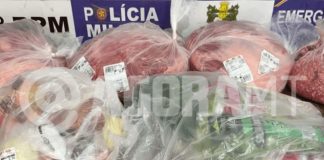 Homem é detido após trocar etiquetas de carnes para reduzir valor da compra em supermercado
