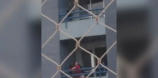 Casal é flagrado em ato íntimo na sacada de apartamento e polícia é acionada