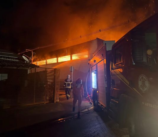 Incêndio de grandes proporções destrói anexo da Secretaria de Educação em Várzea Grande