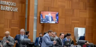 ALMT derruba veto a projeto que garante isenção para APAEs, limpa pauta e recebe proposta para 60 mil casas populares
