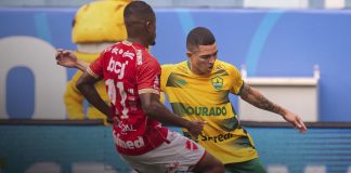 Cuiabá marca nos acréscimos, vence o Vila Nova e encosta na zona de acesso da Série B