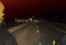 Colisão entre carreta e caminhonete deixa motorista preso às ferragens na BR-364