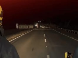 Colisão entre carreta e caminhonete deixa motorista preso às ferragens na BR-364