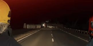 Colisão entre carreta e caminhonete deixa motorista preso às ferragens na BR-364
