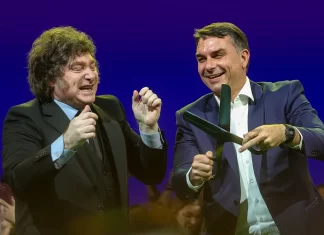 Postura de Milei passa a ser explorada por adversários de Flávio na disputa presidencial