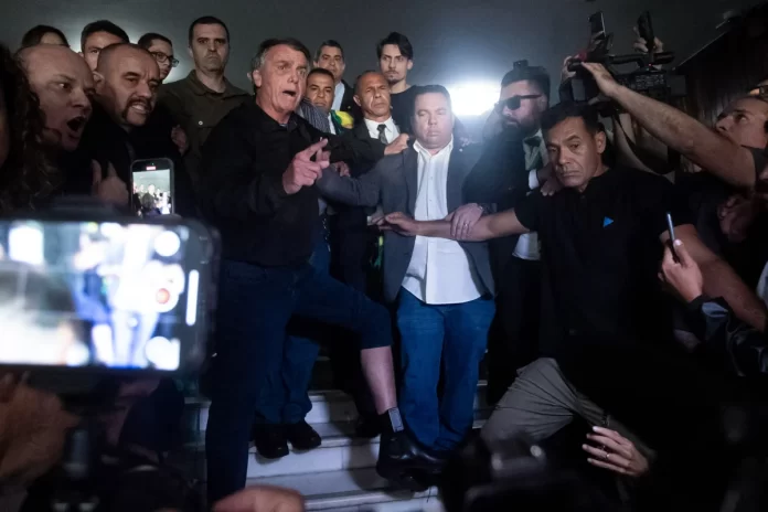 Ex-presidente-Jair-Bolsonaro-mostra-a-tornozeleira-eletronica-para-a-imprensa-na-saida-do-Congresso-Nacional-Metropoles-7