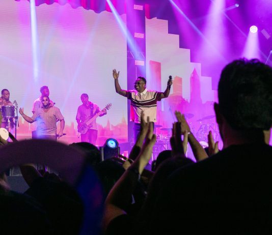 Entrada gratuita amplia acesso do público e marca noite de Thiaguinho e Kamisa 10 na Expoagro