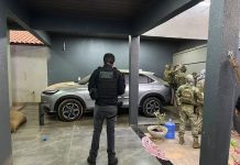 Mulher é presa por suspeita de vender drogas na presença dos filhos menores