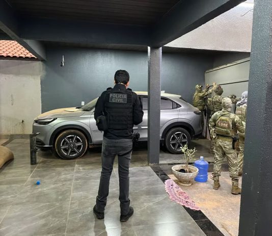 Mulher é presa por suspeita de vender drogas na presença dos filhos menores