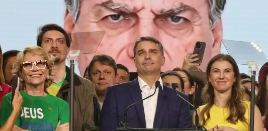 Resposta da defesa de Bolsonaro sobre vídeo com IA amplia pressão sobre campanha de Flávio