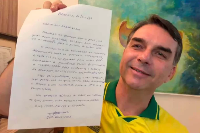 flavio-bolsonaro-com-a-carta-do-pai-copiar