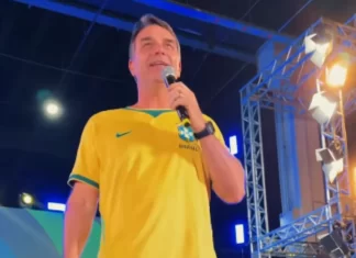Moraes afirma que Flávio Bolsonaro voltou a descumprir determinações do STF