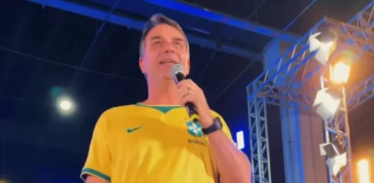 Flávio Bolsonaro aparece filiado ao Missão e trava registro de candidatura