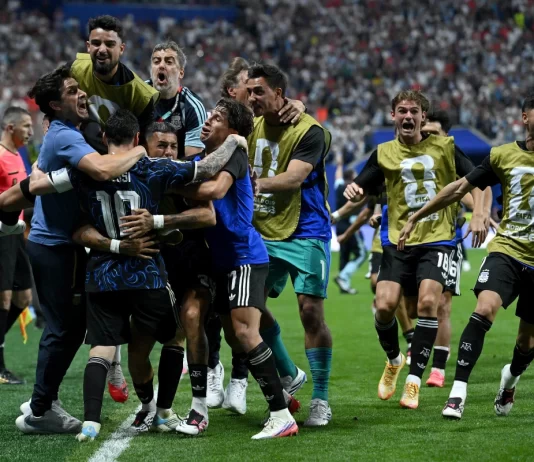 Argentina vence Inglaterra de virada e garante vaga na final da Copa do Mundo