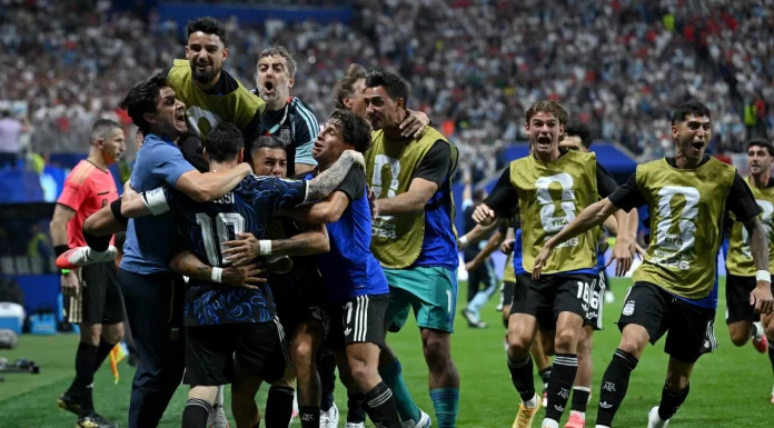 Argentina vence Inglaterra de virada e garante vaga na final da Copa do Mundo