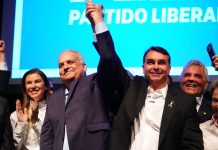 Flávio Bolsonaro registra candidatura no TSE