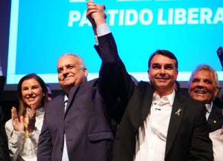 Flávio Bolsonaro registra candidatura no TSE