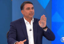 Sabatina de Flávio Bolsonaro no JN repercute após anúncio de igreja com mensagem “Apoio: Globo”