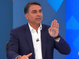 Sabatina de Flávio Bolsonaro no JN repercute após anúncio de igreja com mensagem “Apoio: Globo”
