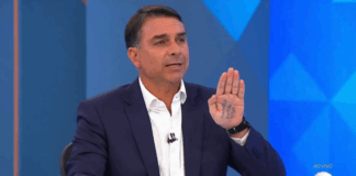 Sabatina de Flávio Bolsonaro no JN repercute após anúncio de igreja com mensagem “Apoio: Globo”