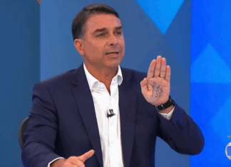 Sabatina de Flávio Bolsonaro no JN repercute após anúncio de igreja com mensagem “Apoio: Globo”
