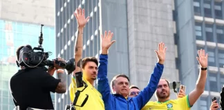 Moraes autoriza Carlos e Jair Renan a retomarem visitas a Bolsonaro