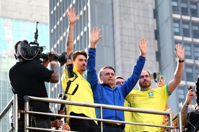 Jair-Bolsonaro-com-os-filhos-Renan-Flavio-e-Carlos