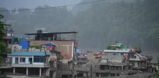 Enxurrada de lama deixa mortos e centenas de desaparecidos no Nepal e Tibete