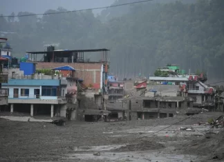 Enxurrada de lama deixa mortos e centenas de desaparecidos no Nepal e Tibete