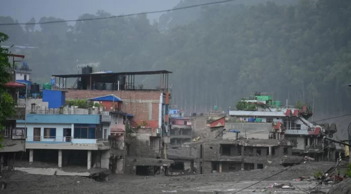 Enxurrada de lama deixa mortos e centenas de desaparecidos no Nepal e Tibete
