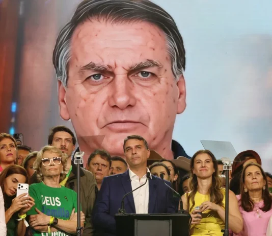 TSE analisa uso de IA para recriar Bolsonaro em convenção de Flávio nesta terça