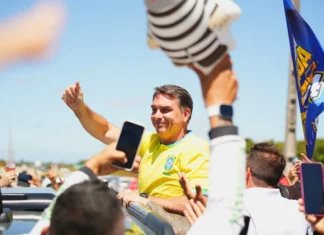 Flávio poupa Nunes Marques e mantém ofensiva para aproximar Moraes de Lula