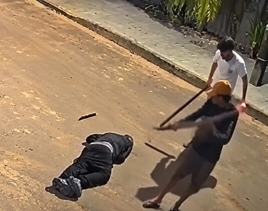 Câmera registra ataque a pauladas que matou homem de 50 anos em rua de MT