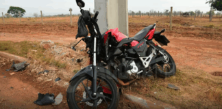 Motociclista fica em estado gravíssimo após bater contra poste em MT