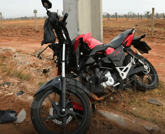 Motociclista fica em estado gravíssimo após bater contra poste em MT