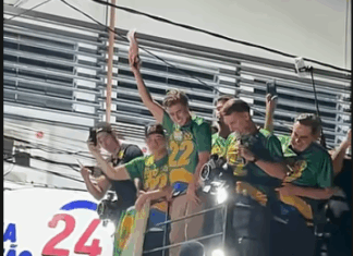 Nikolas joga picanha para apoiadores em MG: “Lula não deu, mas Flávio deu”