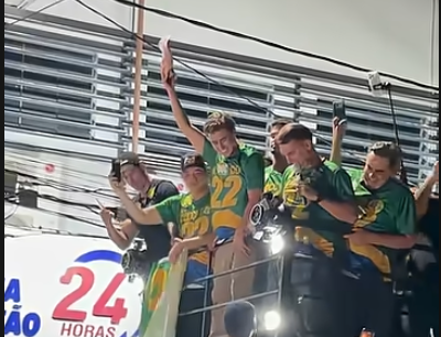 Nikolas joga picanha para apoiadores em MG: “Lula não deu, mas Flávio deu”