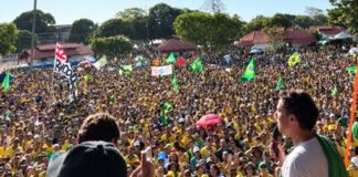 Nikolas Ferreira reúne multidão em ato e critica Davi Alcolumbre no Amapá
