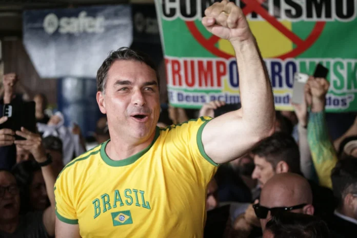 apos-ida-aos-eua-flavio-bolsonaro-chega-ao-df-apoiadores-o-recebem-no-aeroporto-metropoles-11-scaled-e1788634208708