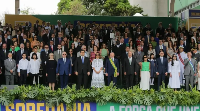 Lula participa do desfile de 7 de Setembro ao lado de chefes dos Três Poderes