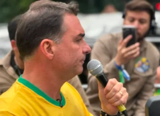 Flávio Bolsonaro tem mobilização abaixo do esperado em ato na Avenida Paulista
