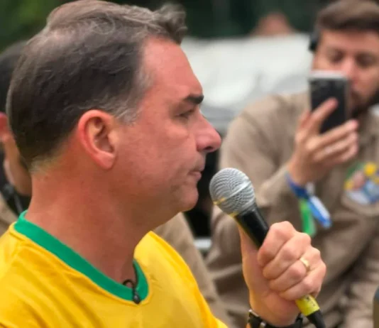 Flávio Bolsonaro tem mobilização abaixo do esperado em ato na Avenida Paulista