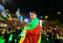 Flávio Bolsonaro relembra facada no pai e elogia André Mendonça como “juiz justo”