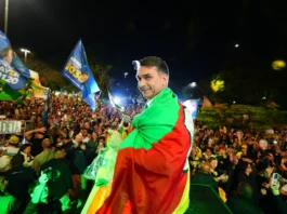 Flávio Bolsonaro relembra facada no pai e elogia André Mendonça como “juiz justo”