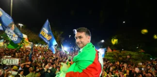 Flávio Bolsonaro relembra facada no pai e elogia André Mendonça como “juiz justo”