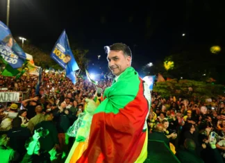 Flávio Bolsonaro relembra facada no pai e elogia André Mendonça como “juiz justo”