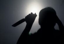 Homem é atingido por facada nas costas e fica com lâmina cravada no corpo em Sapezal