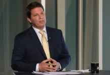PF cumpre mandados contra Mario Frias e produtora de filme sobre Bolsonaro