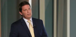 PF cumpre mandados contra Mario Frias e produtora de filme sobre Bolsonaro